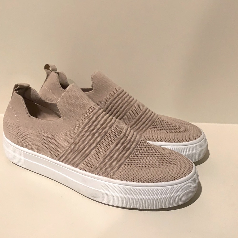 Blush comfy sneakers size 6.5 (Would fit someone who has a size of 7.5)